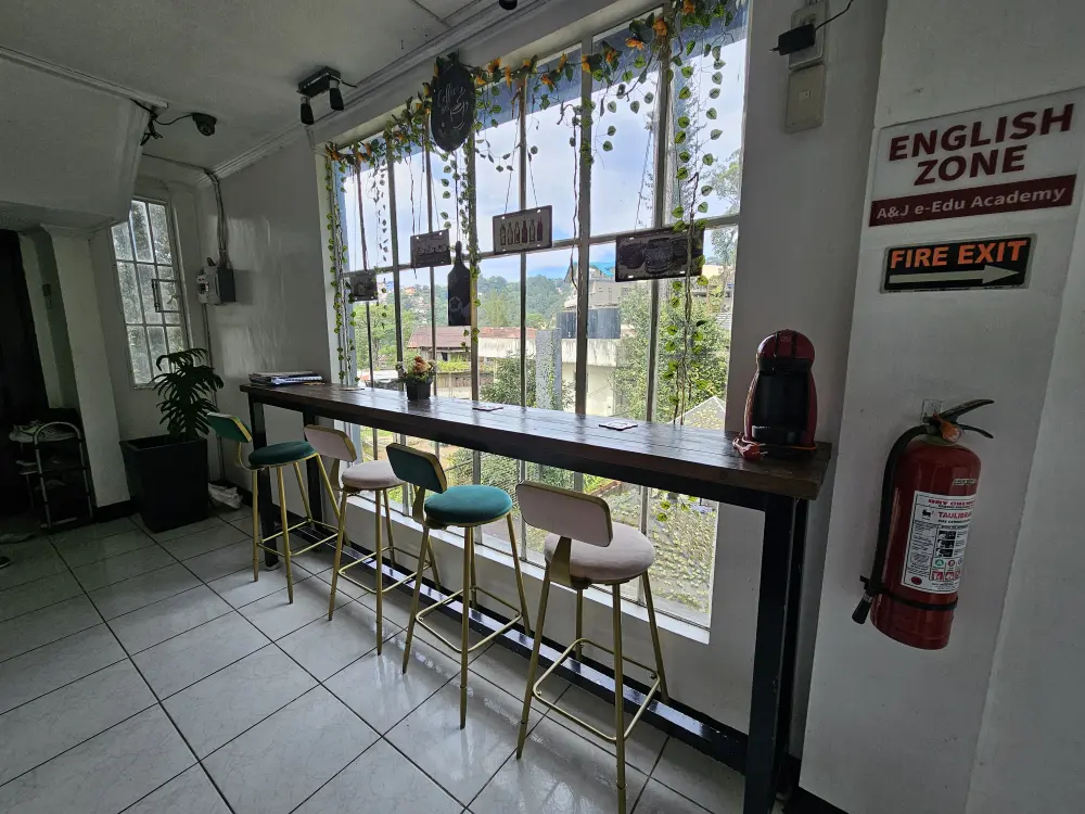 A&Jメインの校舎3階の大きな窓に向かって並ぶカウンターテーブルとハイチェア4脚