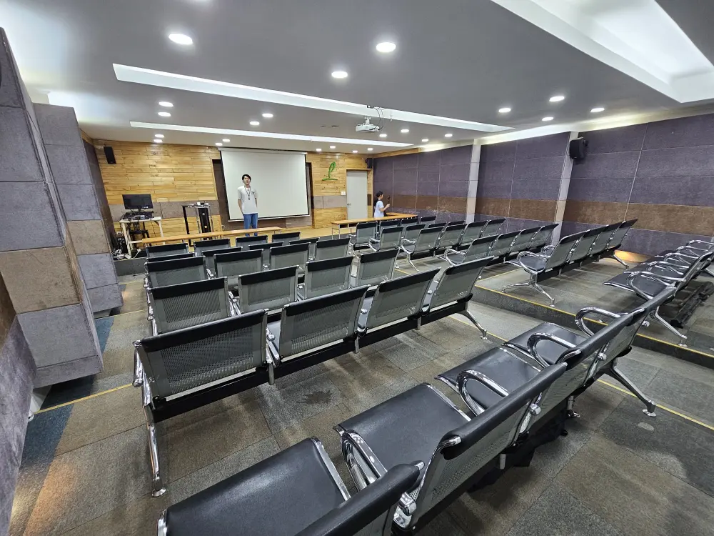 フィリンターの講堂 Amphitheaterのステージに立つ日本人マネージャー