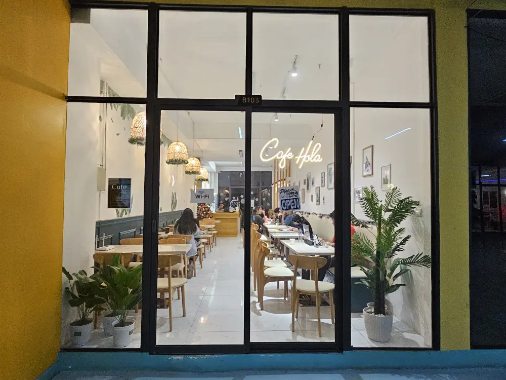 校舎1階のカフェで語り合うB’Cebuの学生たち