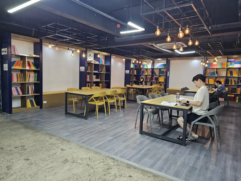 ビーセブの2階にあるライブラリで自習する学生たち