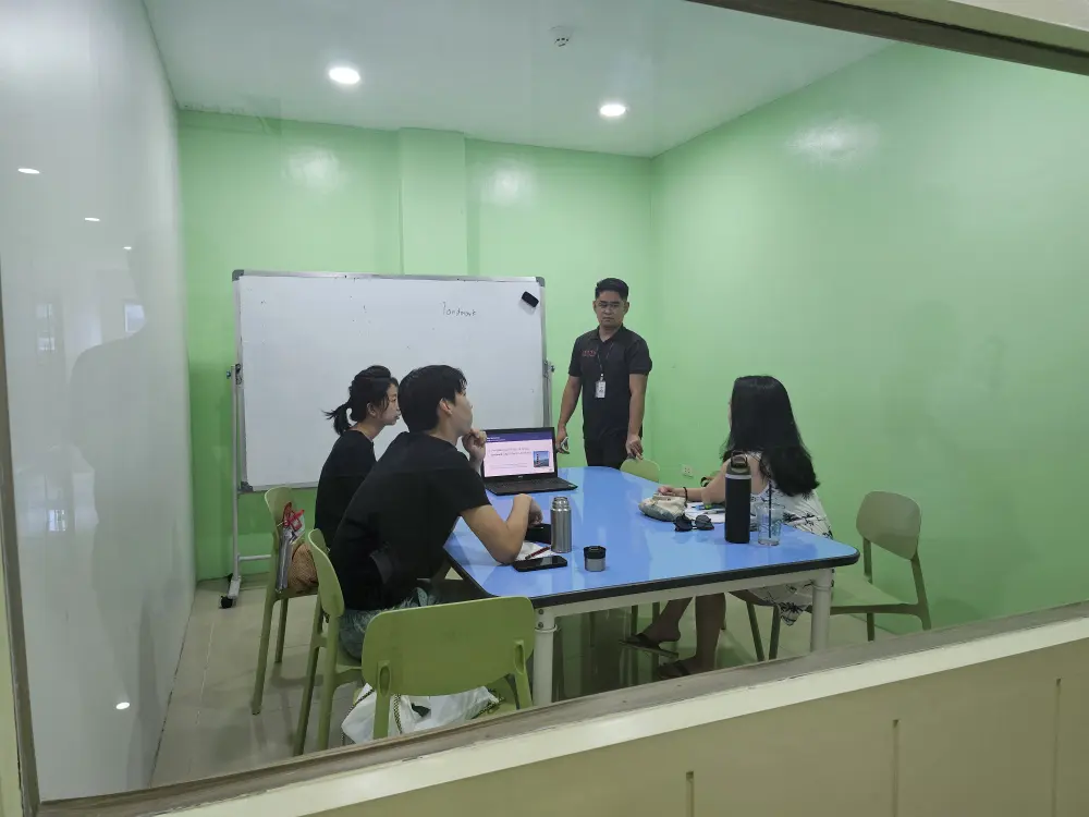 スモールグループクラスでディスカッションをする教師と学生たち