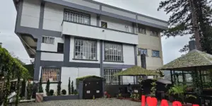 A&Jメインキャンパスの校庭と校庭から見た校舎側面の外観