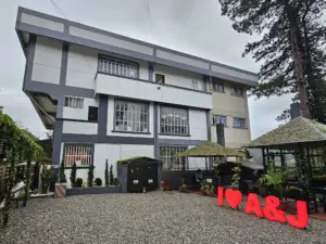 A&Jメインキャンパスの校庭と校庭から見た校舎側面の外観