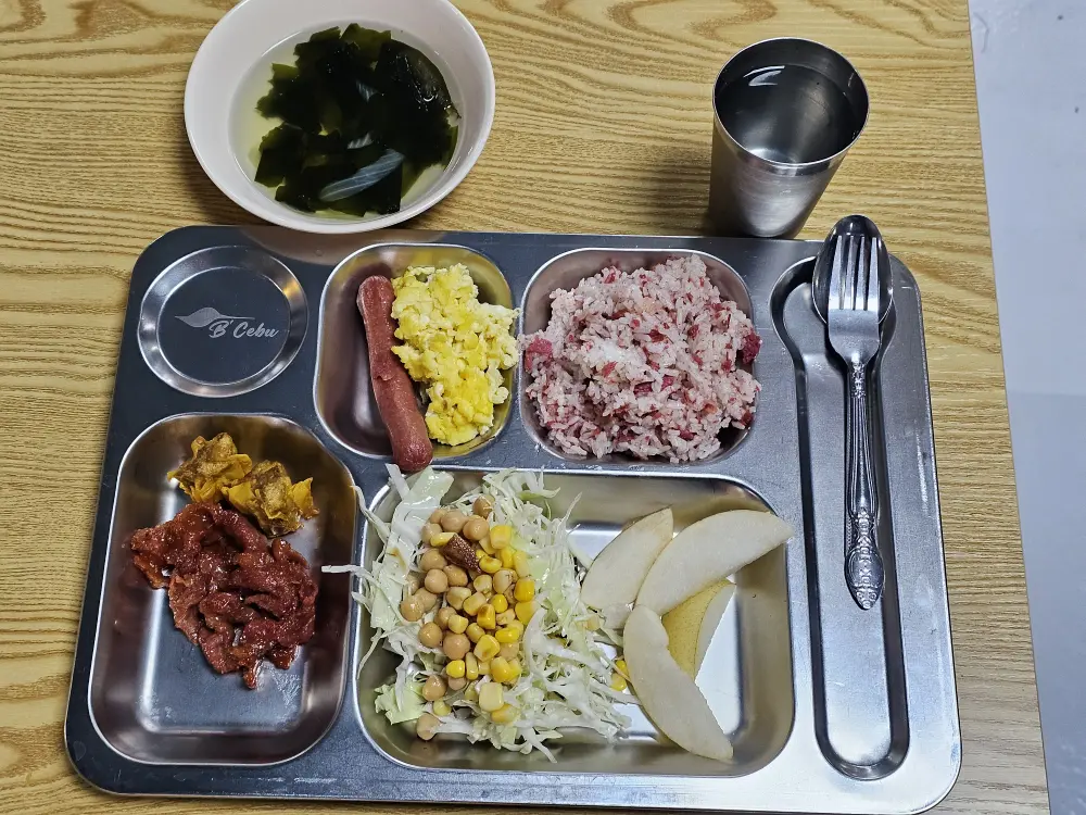 コンビーフライス、ソーセージ、ポークトシーノ、スクランブルエッグ、梨のB’Cebuの朝食