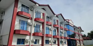 フィリンターのキャンパス内学生寮を左斜め前から見た外観