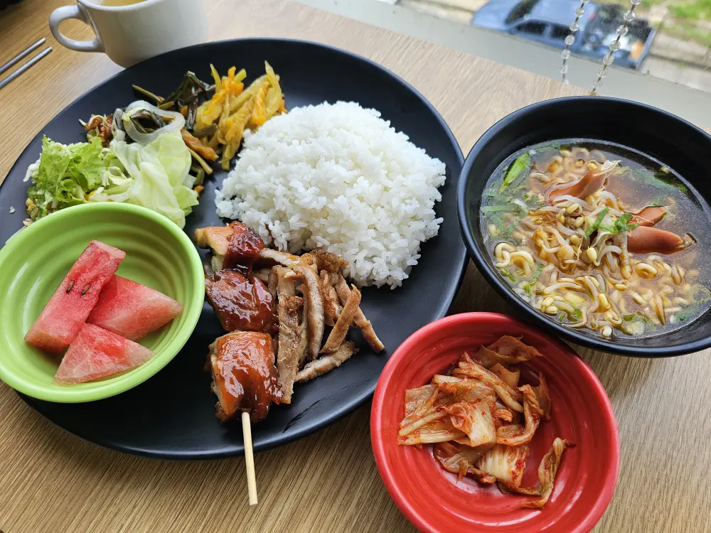 フィリピン風バーベキュー、麺、キムチの美味しいランチ