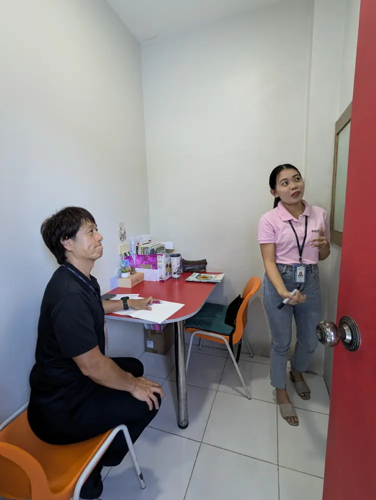 マンツーマン体験授業でホワイトボードを使用しながら授業を行う講師と学生