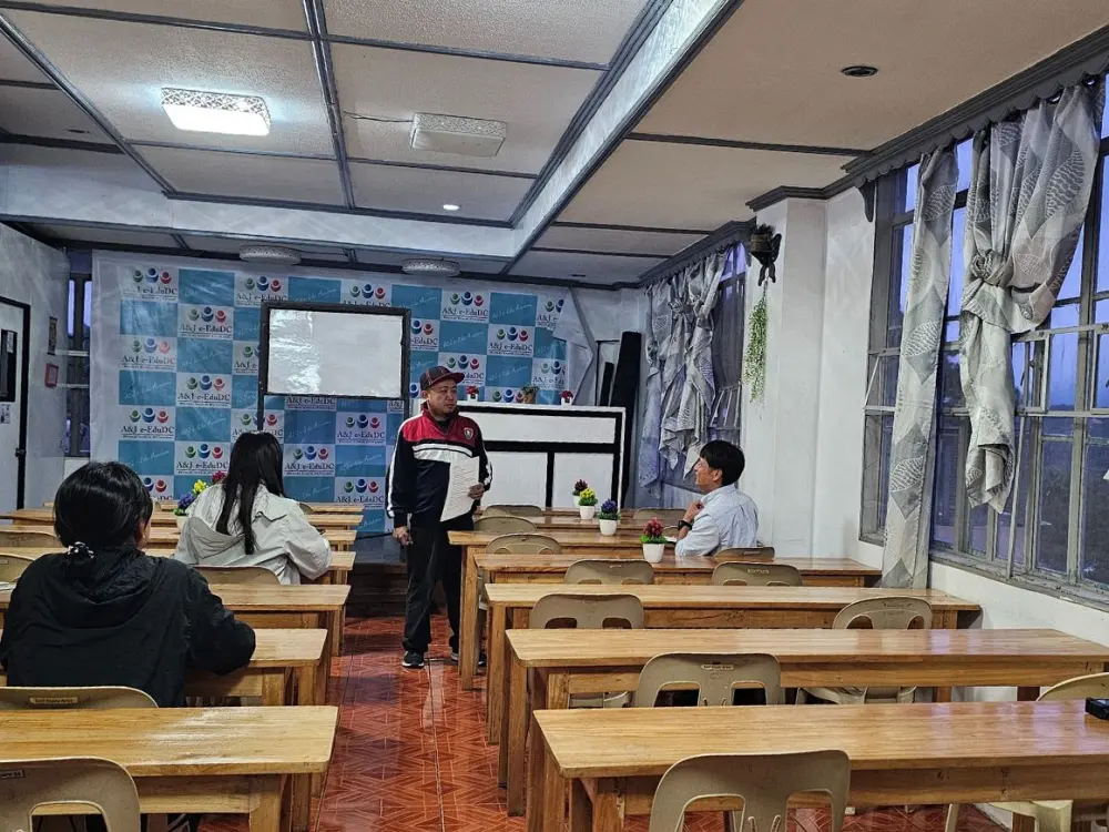 A&J Mainのオプショングループクラスで講師と会話をするGrit留学の真太郎と2人の学生