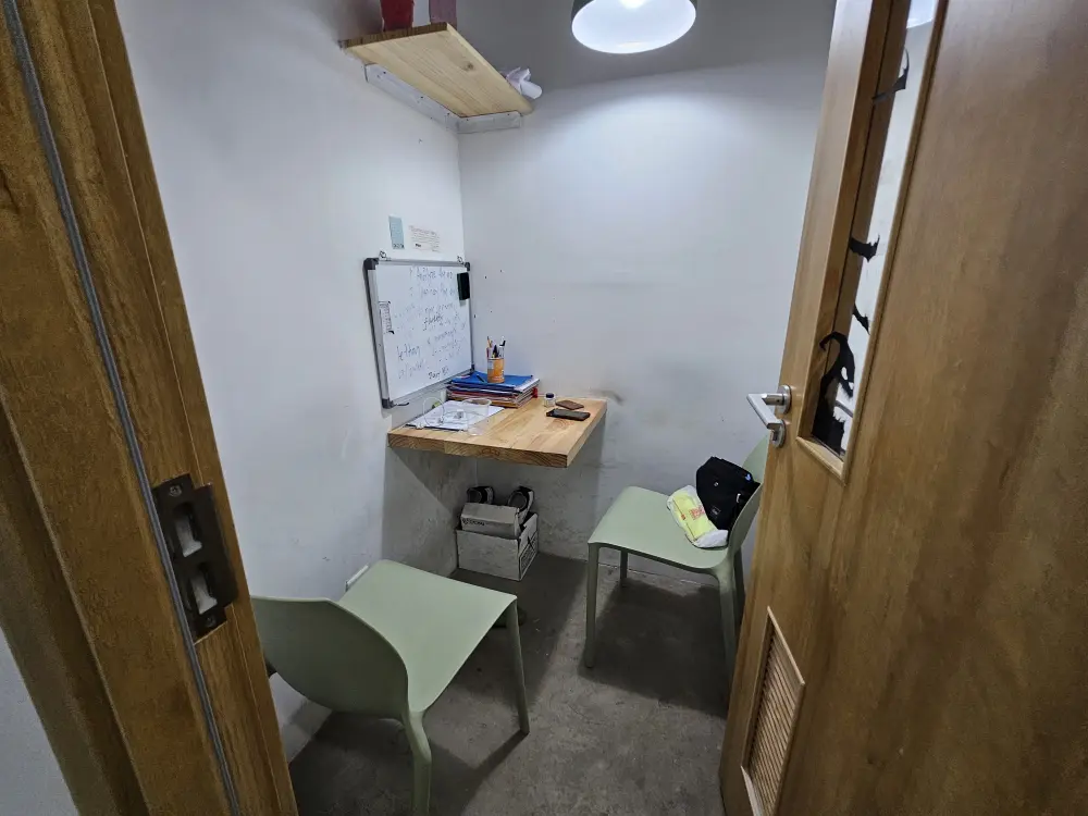 椅子2脚と小さな勉強机、ホワイトボードが設置されたマンツーマンクラスの教室