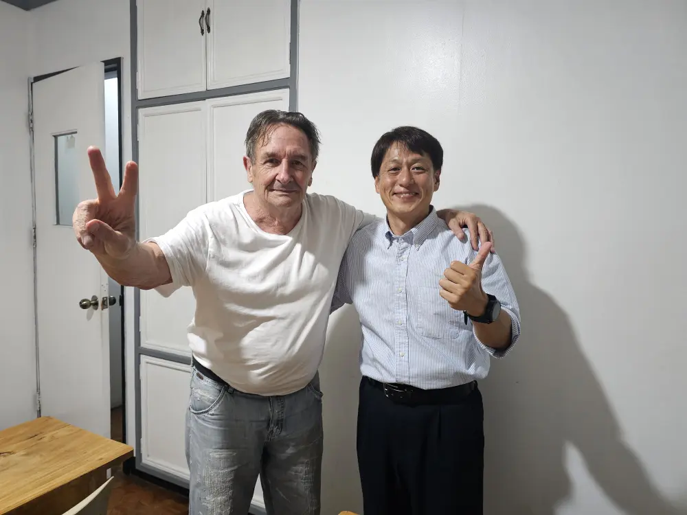 ネイティブグループクラスの後にネイティブ講師とGrit留学の真太郎で撮影した記念写真