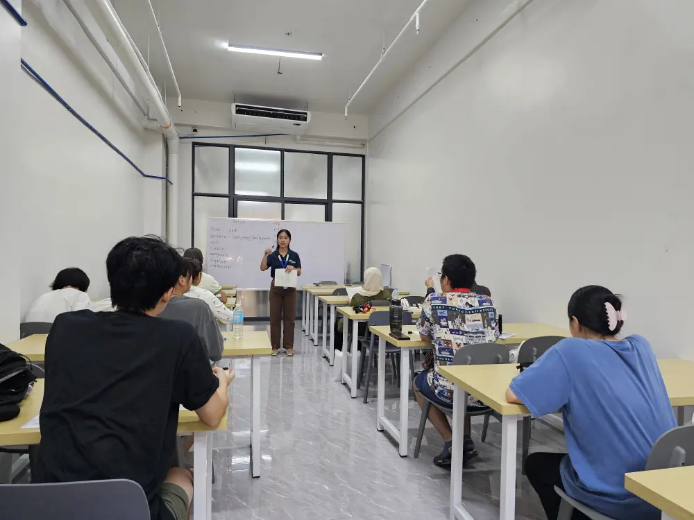 大人数グループクラスで先生の説明に真剣に耳を傾けるビーセブの学生たち