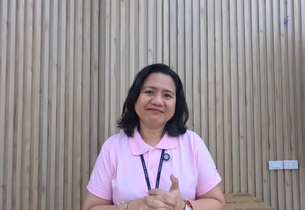 インタビューの際に笑顔を見せるPhilinterのアカデミックディレクター