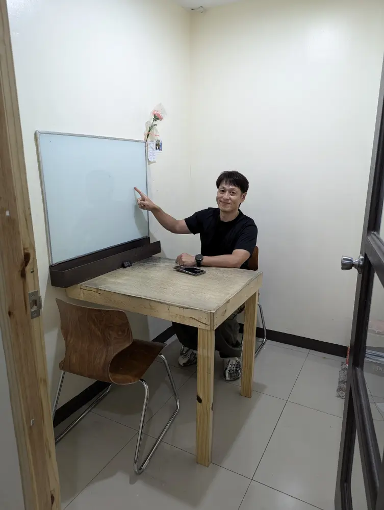 2階にある新しいマンツーマン教室の席に座るGrit留学の真太郎