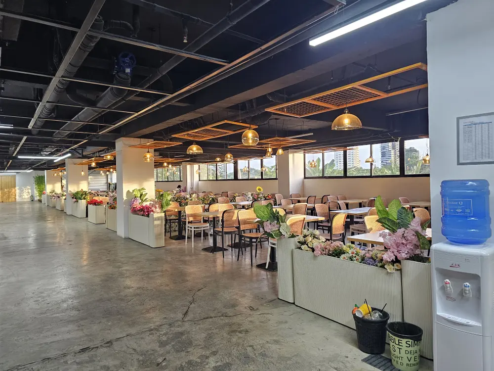 校舎2階にあるスタディーホールに整然と並べられた多数の2人掛けテーブルと椅子