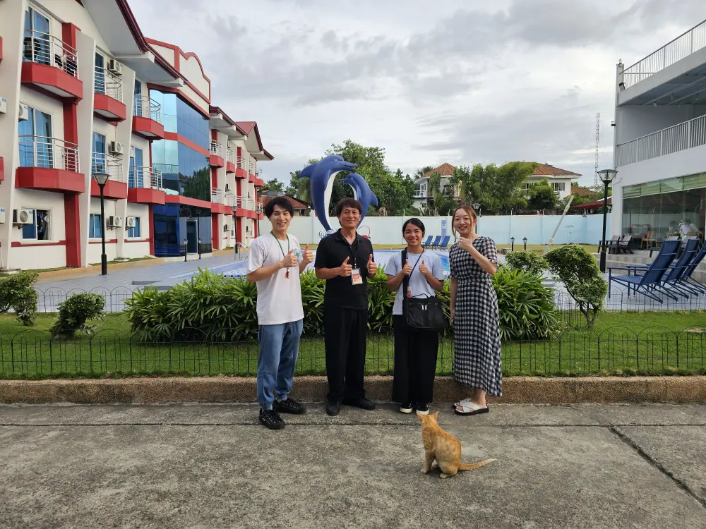 Philinterの日本人マネージャーのユウタさんとユキさん、Grit留学の2人の記念写真