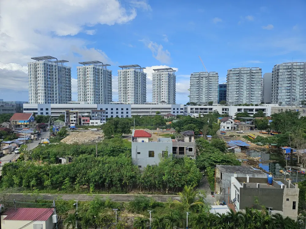 ツインルームのバルコニーから見えるマクタン・ニュータウンの高層ビル群