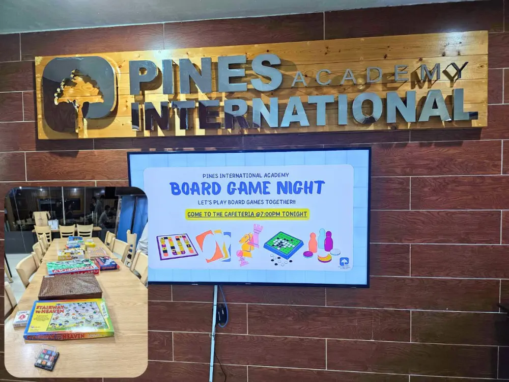 ボードゲームアクティビティを掲示するモニターと、ボードゲームが並べられたテーブル