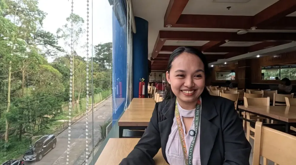 インタビュー後に笑顔を見せるヘッドティーチャーのエリカ先生