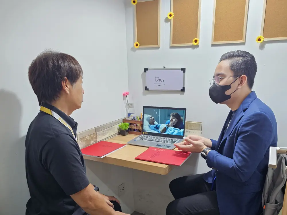 マンツーマンクラスでノートPCの画像を見ながら会話している講師とGrit留学の真太郎