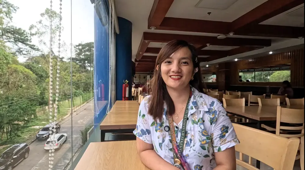 カメラに向かって笑顔でポーズをとるPINESメインのローナ先生