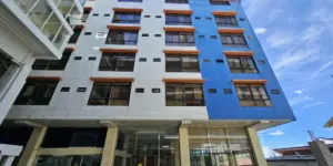 メイン校舎の後ろにあるパインズメインのコンドミニアムの寮外観