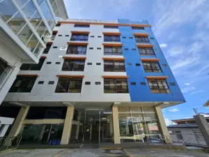 メイン校舎の後ろにあるパインズメインのコンドミニアムの寮外観