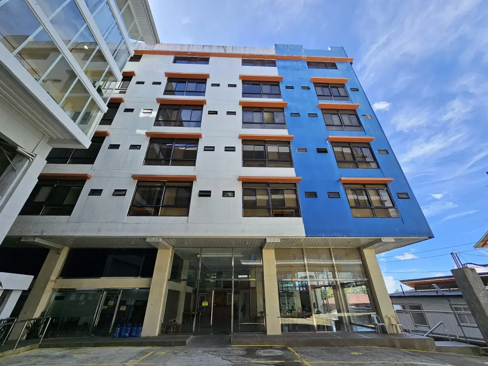 メイン校舎の後ろにあるパインズメインのコンドミニアムの寮外観