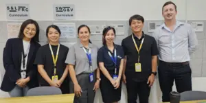 笑顔で写真に収まるB’Cebuの教師3人、日本人スタッフ、Grit留学の2人