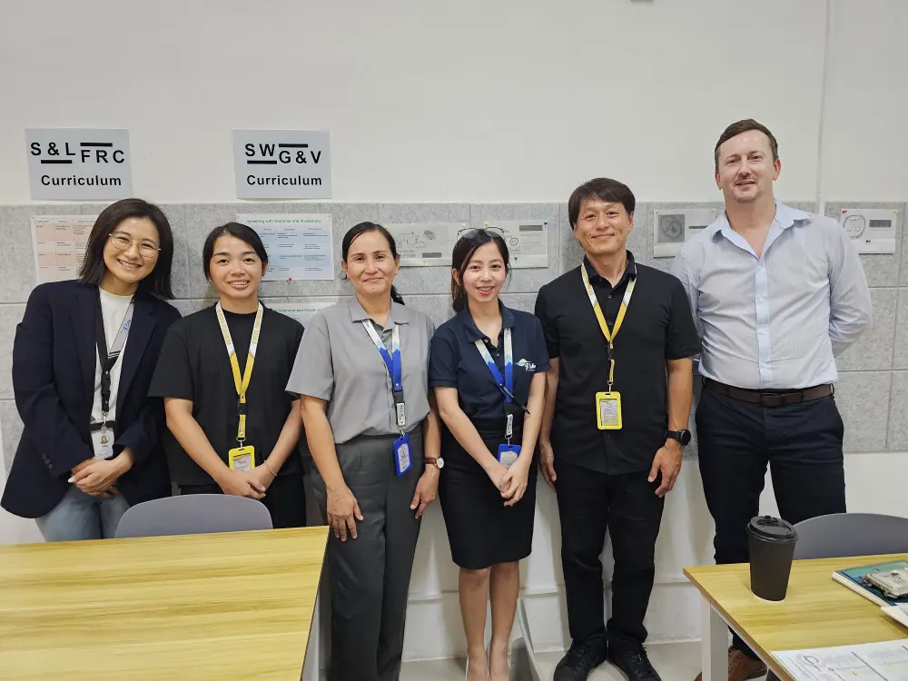 笑顔で写真に収まるB’Cebuの教師3人、日本人スタッフ、Grit留学の2人