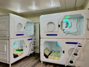 カプセル型二段ベッドが2台設置されたMONOLの4人部屋