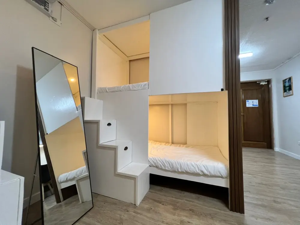 BECIシティキャンパスの男性用4人部屋に設置された階段付き2段ベッド