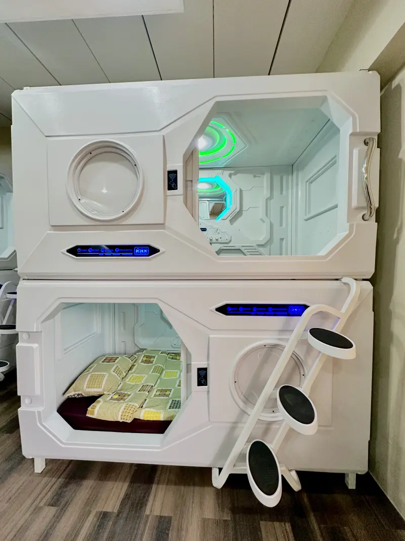 バギオ_MONOL_カプセル4人部屋に設置された2段型ベッド_20251103
