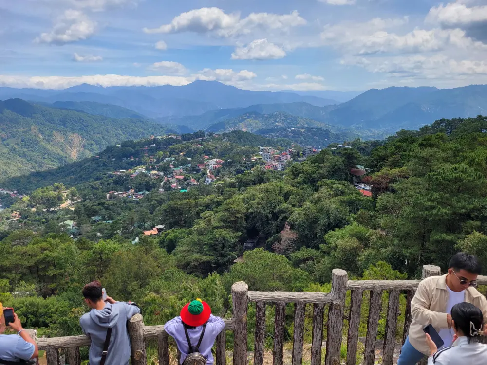 バギオのマインズビュー公園で山の景色を楽しむ地元の人々