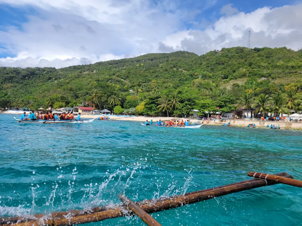 セブのオスロブのジンベエザメ観賞スポットで観光客を乗せた小型ボート 