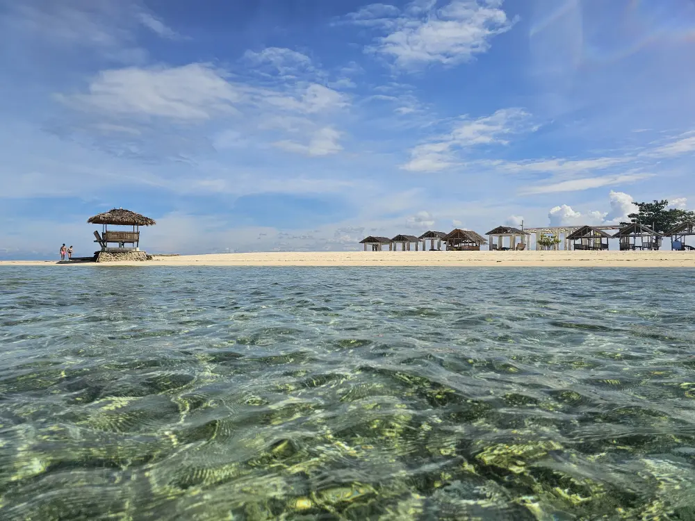 パンダノン・アイランドの周囲に広がる美しい海と白砂のビーチ