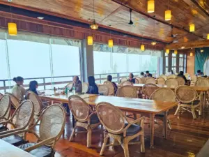 壁一面の窓から景色を見渡せるJIC Premium Campusのダイニングホール