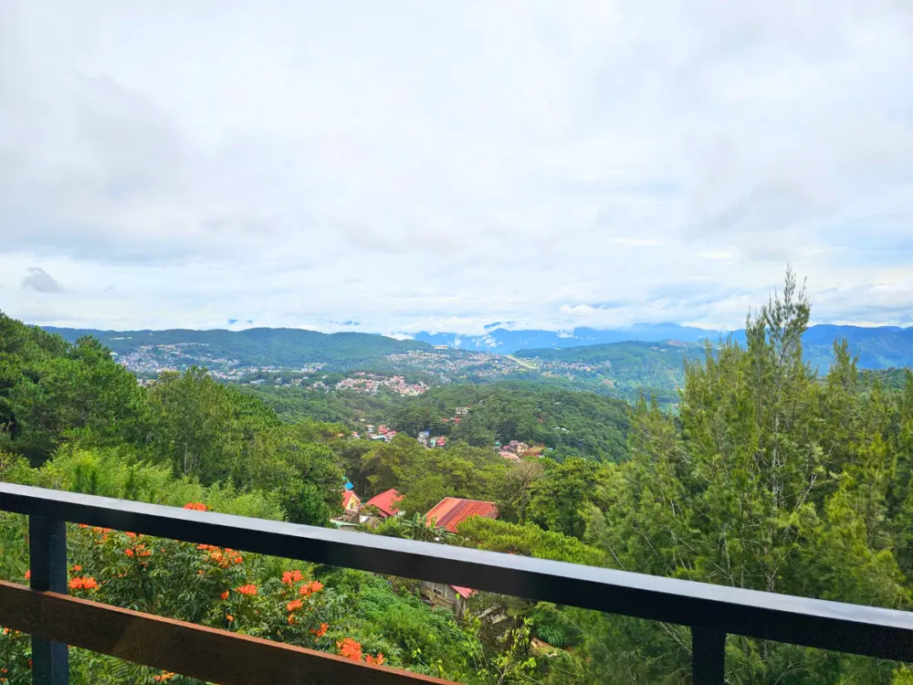 JICプレミアムのダイニングホールから見渡せるバギオの山々と森林の景色