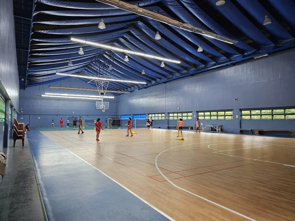 A&Jエコキャンパスの屋内体育館でバドミントンを楽しむフィリピン人学生