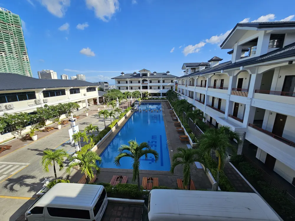 学生寮A棟の3階から見渡した校庭、プール、アカデミック棟、学生寮B棟