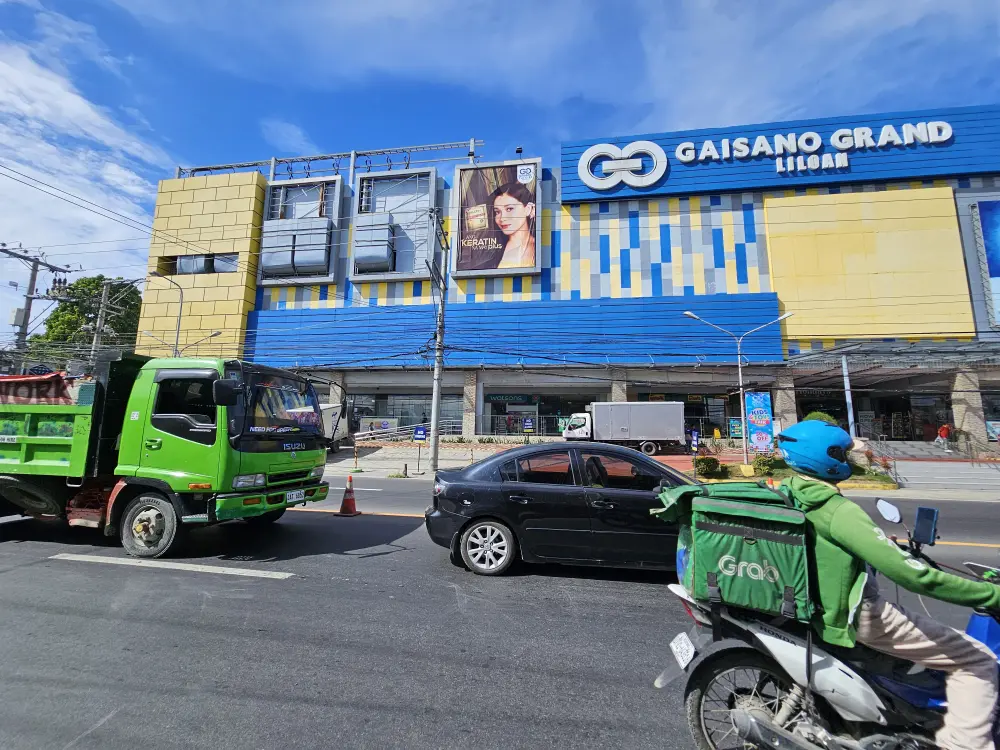 CIJアカデミーの近くにあるGaisano Grand Mall Liloanの外観