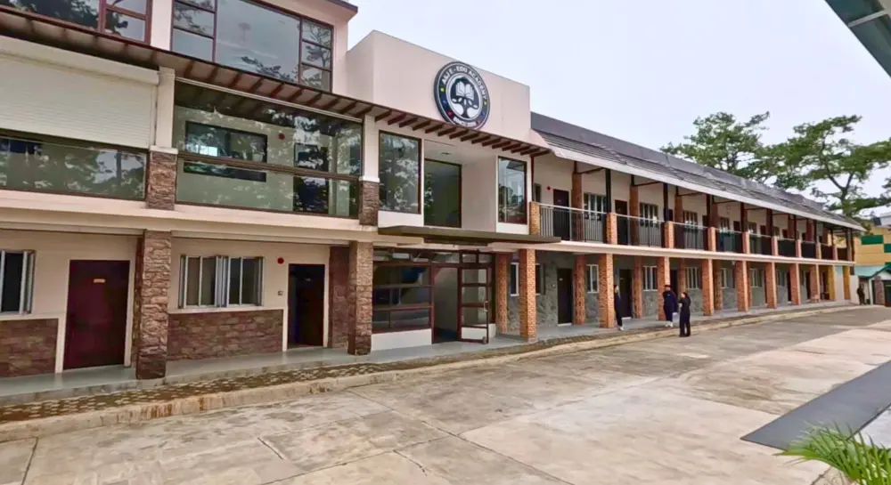 ダイニングエリアから見たA&Jエコキャンパスの学生寮正面外観