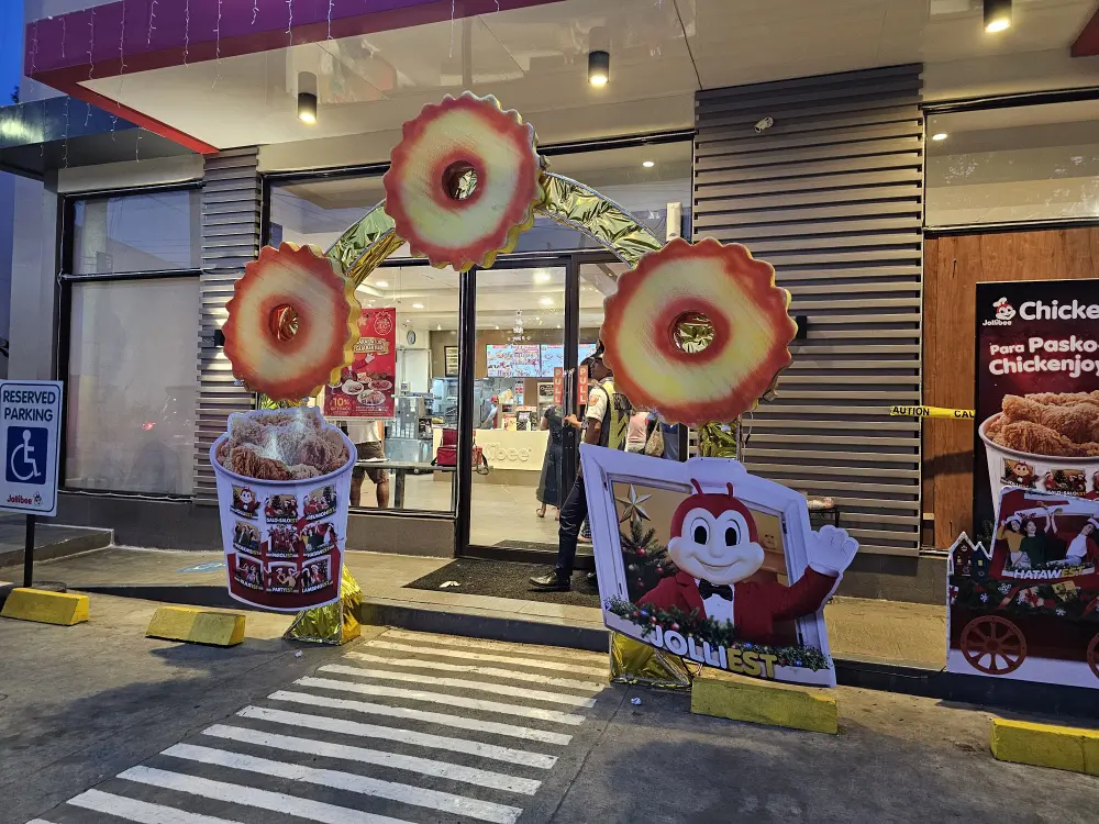 CIJ Academyの目の前にあるJollibee Liloanの入り口外観