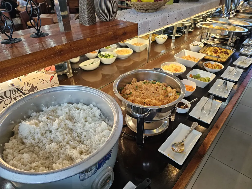ブッフェカウンターに並ぶ白米、キムチチャーハン、サラダ類、グラタン