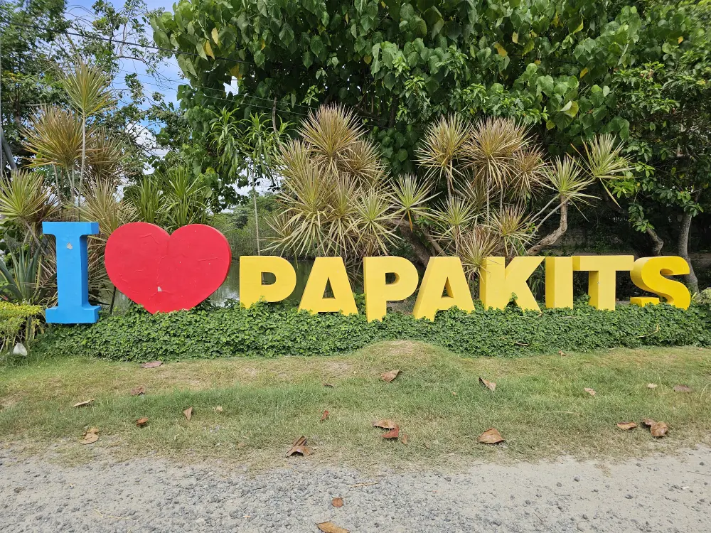 Papa Kit's Marina and Fishing Lagoonの入り口にあるI Love Papakitsの看板