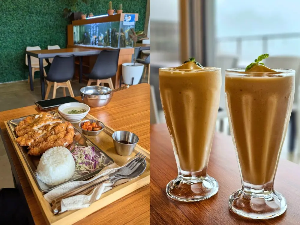 ご飯、キャベツの千切り、カクテキが付いたトンカツ定食と2杯のマンゴースムージー