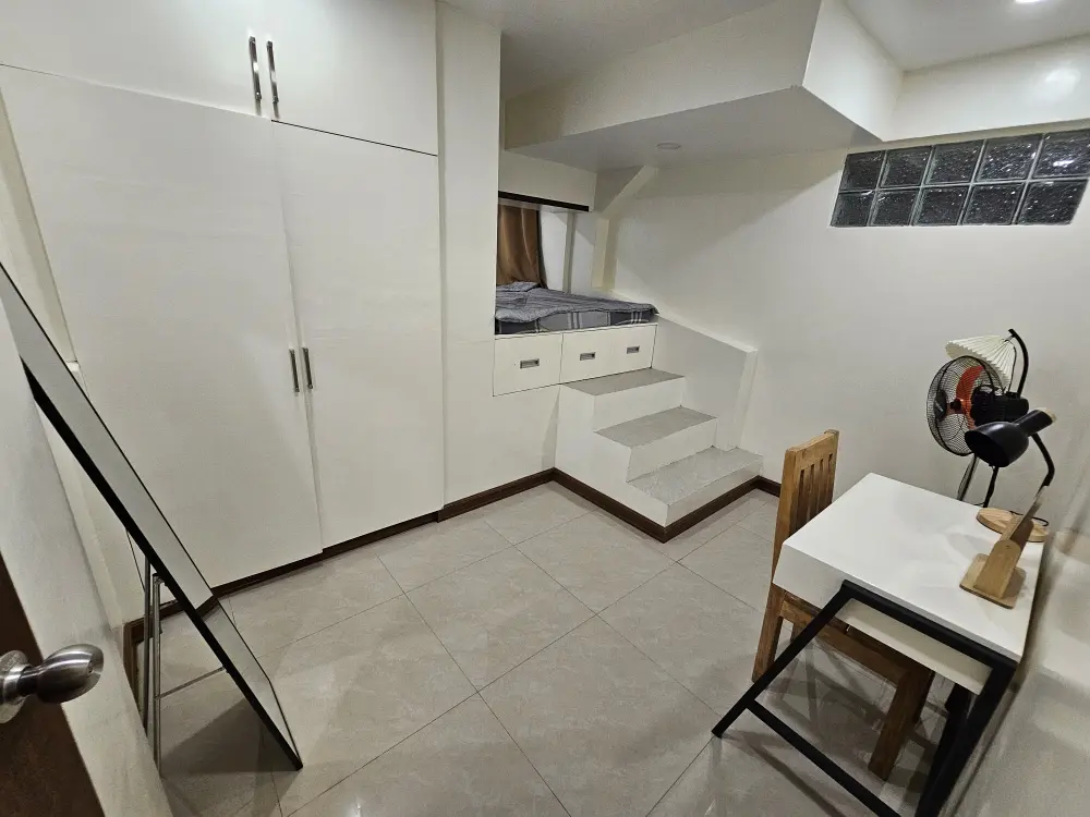 収納引き出し付きの高床式ベッド、クローゼット、机が備わった外部寮の男性用レギュラーシングルルーム