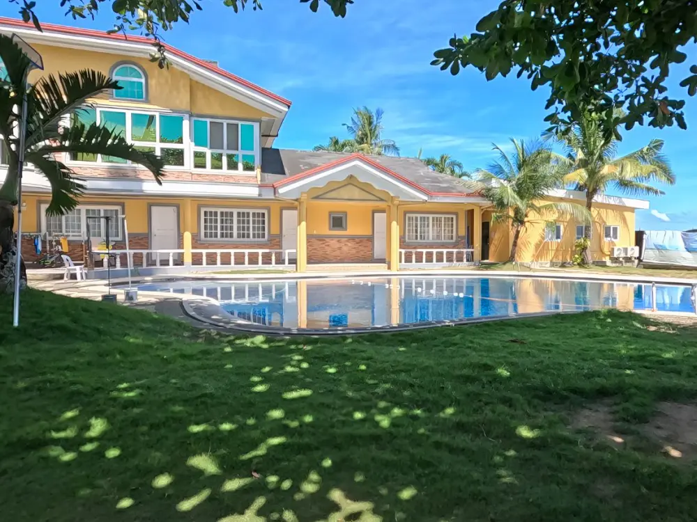 家族留学の学生用校内寮外観とその前にあるCIJ Academyのプール