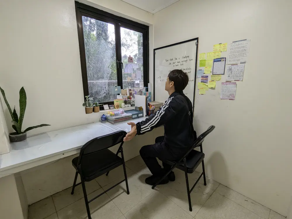 JICプレミアムの広々としたマンツーマンクラス用教室に座るGrit留学の真太郎