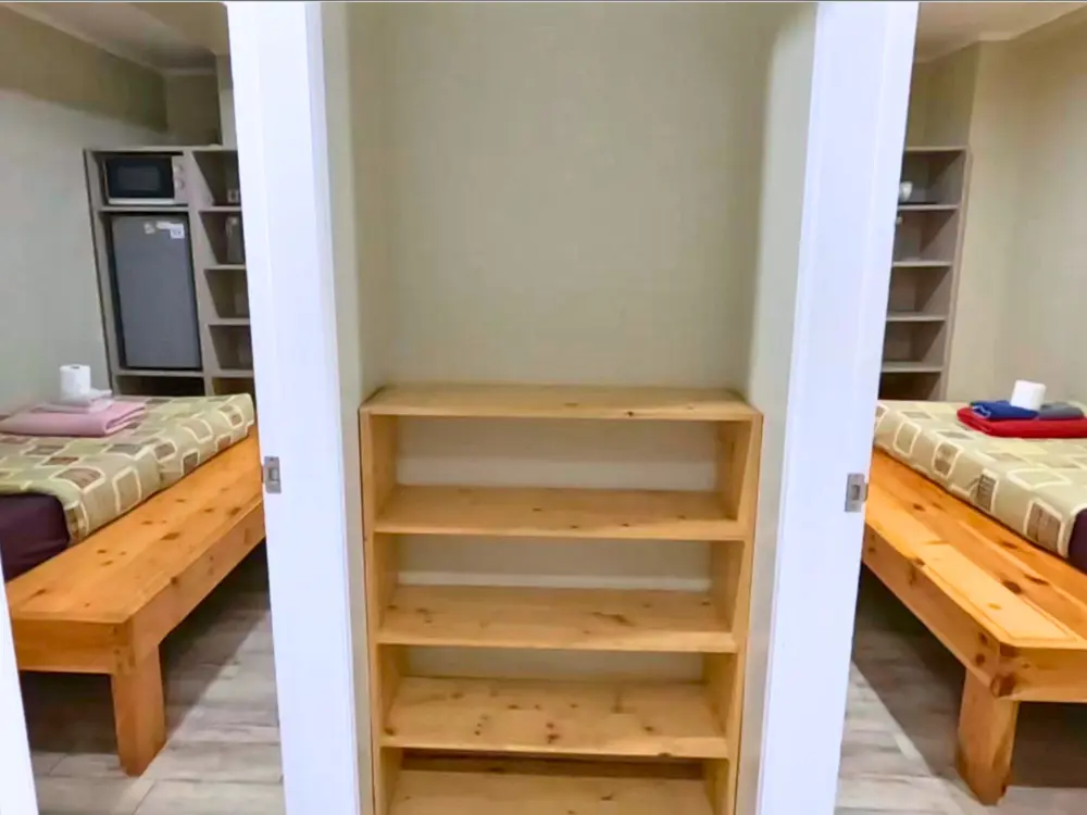 セミシングルルームの玄関から見た、壁を挟んで左右に分かれた2つの1人部屋