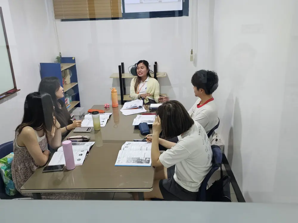 CPIのグループクラスで椅子に座ってディスカッションをしている講師と4人の学生